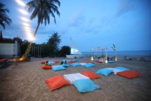 奎武里奎布里德凡达拉海滩别墅酒店的一群人躺在海滩上,戴着遮阳伞