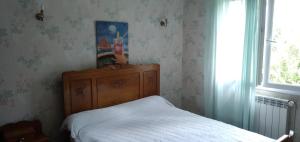 Campagnechambre d'hôte的一间卧室配有一张床、一个梳妆台和一扇窗户。