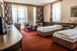 凯奇凯梅特哈洛姆古纳尔酒店的酒店客房配有两张床和一张书桌