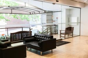 珀斯中央城市独家公寓 的客厅设有真皮沙发和玻璃墙