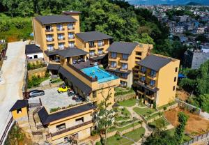 博卡拉Bar Peepal Resort的享有带游泳池的房屋的空中景致