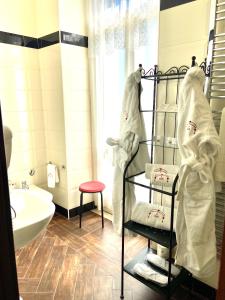 切里尼奥拉Villa Pallotta Luxury B&B的浴室配有水槽、毛巾架和毛巾