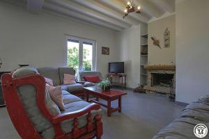 圣伯纳La maison du Bonheur的带沙发和壁炉的客厅