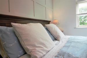 韦德布里奇Brookfields的一间卧室配有一张带两个枕头的床