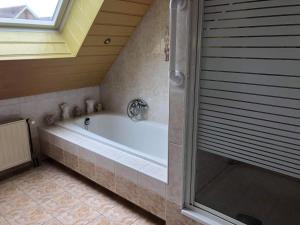 埃勒米特La Casa aan Zee的带浴缸和窗户的大浴室