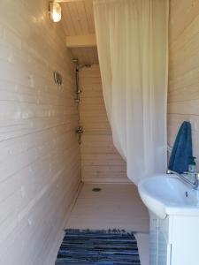 SuuremõisaJaagu majad的浴室配有淋浴帘和盥洗盆。