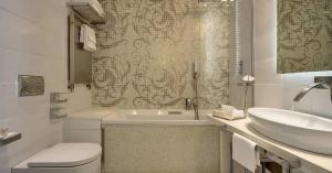 阿纳卡普里Hotel Villa Blu Capri的白色的浴室设有水槽和卫生间。