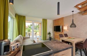 KirchrothBachhof Resort Apartments的客厅配有沙发和桌子