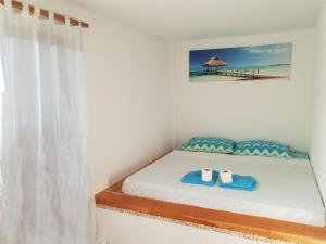 圣胡安Apo Diver Beach Resort的一间卧室配有一张床,上面有两条毛巾