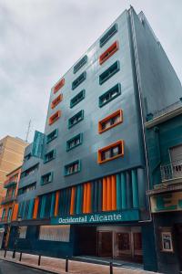 阿利坎特Occidental Alicante的建筑的侧面有五颜六色的窗户