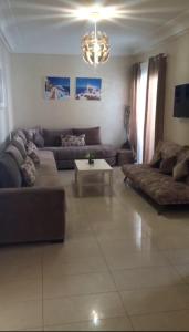 Appartement à blanca Beach sidi rahal的休息区