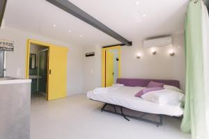 利吉亚Bikini Apartments的一间卧室设有一张床和一个黄色的门