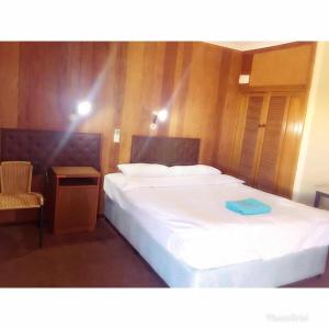 米卡萨拉Meekatharra Hotel的酒店客房设有两张床,床上有一个蓝色的托盘