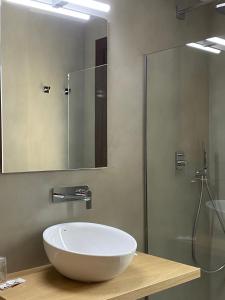 维耶拉拉波纳瓜酒店的浴室配有白色水槽和淋浴。