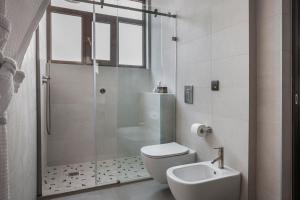 雅典Royalty Hotel Athens的带淋浴、卫生间和盥洗盆的浴室