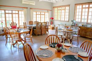 塔巴津比Hardekool Guesthouse的用餐室设有桌椅和窗户。
