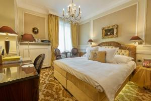 布鲁日历史休闲和城堡酒店的一间卧室配有一张大床和一个吊灯。