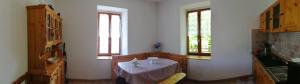 莱维科特尔梅思蒂住宿加早餐旅馆的厨房配有桌子和2扇窗户。