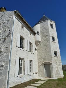 BessinesLogis de Pierre Levée的一座白色的砖砌大建筑,有塔