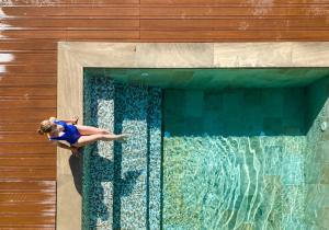 罗塔迪马尼亚米瑞蒙蒂度假村及Spa酒店的女人在游泳池游泳