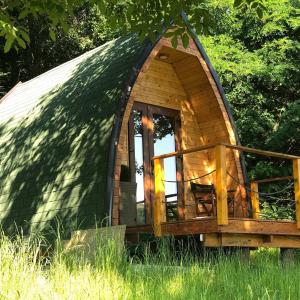 查查克Glamping Jezero的草上的小木冰屋