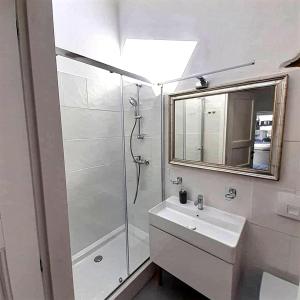 科巴里德Apartments Hemingway House的带淋浴、盥洗盆和镜子的浴室