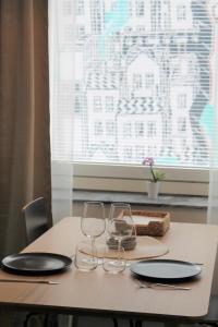 波里Gallen-Kallelankatu 5的一张桌子,上面放着两杯酒,还有一个窗口