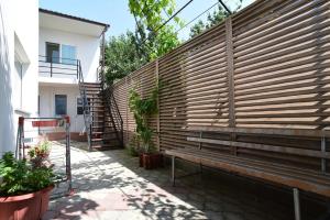 科斯蒂内什蒂Vacanta & Holiday Costinesti的庭院内带长凳的木制私人围栏