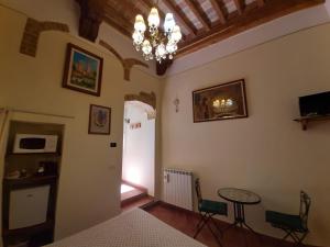 圣吉米纳诺Locazione Turistica Totti的一间卧室配有吊灯和桌椅