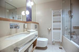 布莱德公园酒店 - 萨瓦度假酒店的带浴缸、卫生间和盥洗盆的浴室