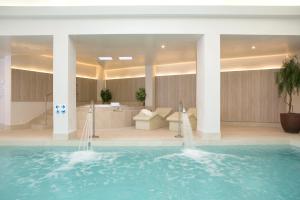 卡拉米洛萨拜娜酒店的酒店大堂设有游泳池和客厅