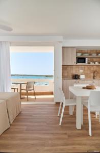 拉萨维纳萨宾娜海滩公寓的一间厨房和带桌子的海景用餐室
