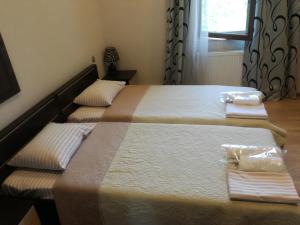 克瓦雷利Guest House Kakheti的卧室内的两张床,配有毛巾