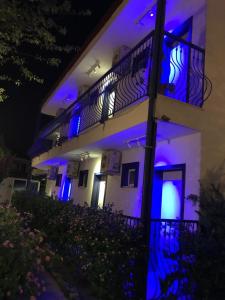 达利安罗塔酒店的建筑的侧面有蓝色的灯光