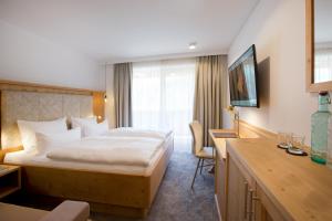达米尔斯高亮酒店的配有一张床和一张书桌的酒店客房