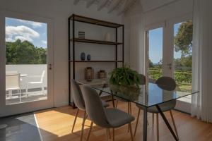 蓬塔德尔加达Quinta dos 10的一间设有玻璃桌和椅子的用餐室