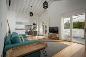 蓬塔德尔加达Quinta dos 10的一间带蓝色沙发的客厅和一间厨房