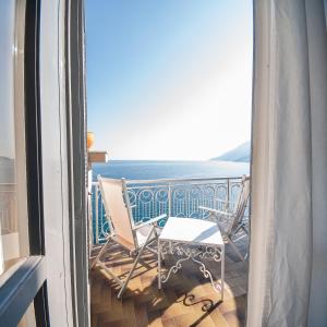 马奥莱都耶托丽俱乐部酒店的阳台配有椅子,享有海景。