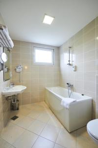 森介斯布里卓瓦戈克罗斯卡酒店的带浴缸和盥洗盆的浴室