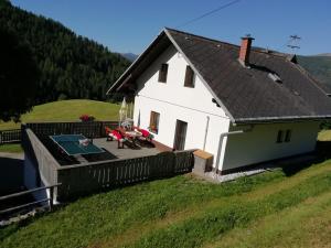 Ebene ReichenauAlmhaus Margit的一座位于山上的白色房子,设有庭院
