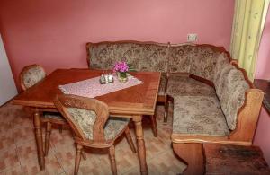 帕维洛斯塔Pie Pifa的一张木桌、椅子、桌子和鲜花
