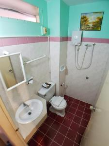 普吉镇太平洋酒店的一间带水槽、卫生间和淋浴的浴室