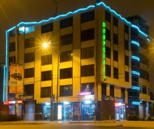 利马Hospedaje Las Tres Regiones的前面有 ⁇ 虹灯标志的建筑