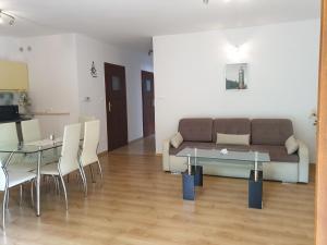 波别罗沃Apartamenty Kornel的客厅配有沙发和桌椅