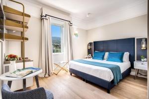 圣安吉洛地中海酒店的酒店客房设有床和窗户。