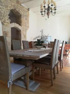 马诺斯克科洛娜公寓的一间带木桌和椅子的用餐室