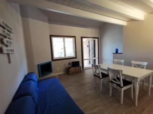 福特村Villetta Graziosa sul mare ristrutturata的客厅配有桌子和蓝色沙发