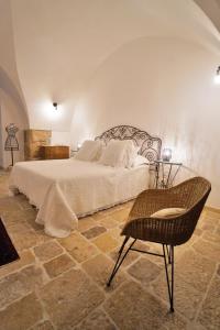 阿尔塔穆拉Malandrì的卧室配有白色的床和椅子