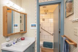 哥德伍德Alyeska Retreat C110的一间带水槽、镜子和卫生间的浴室