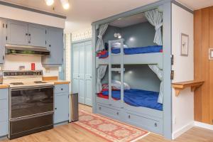 哥德伍德Alyeska Retreat C110的厨房配有双层床和双层床